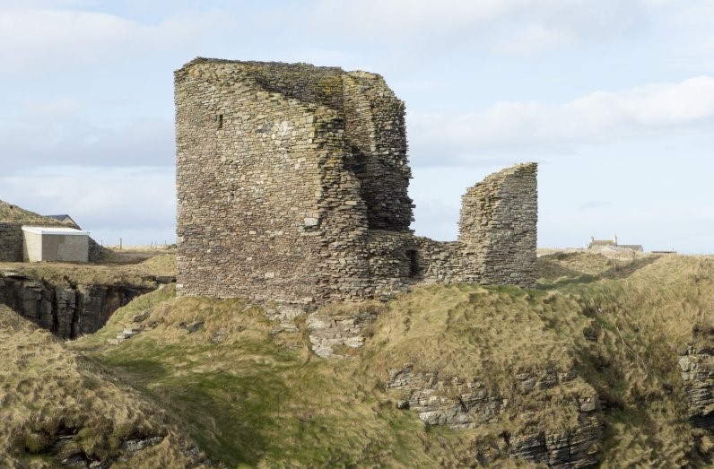 Photo of castle remains. They are in ruin, but the castle shape is still identifiable 